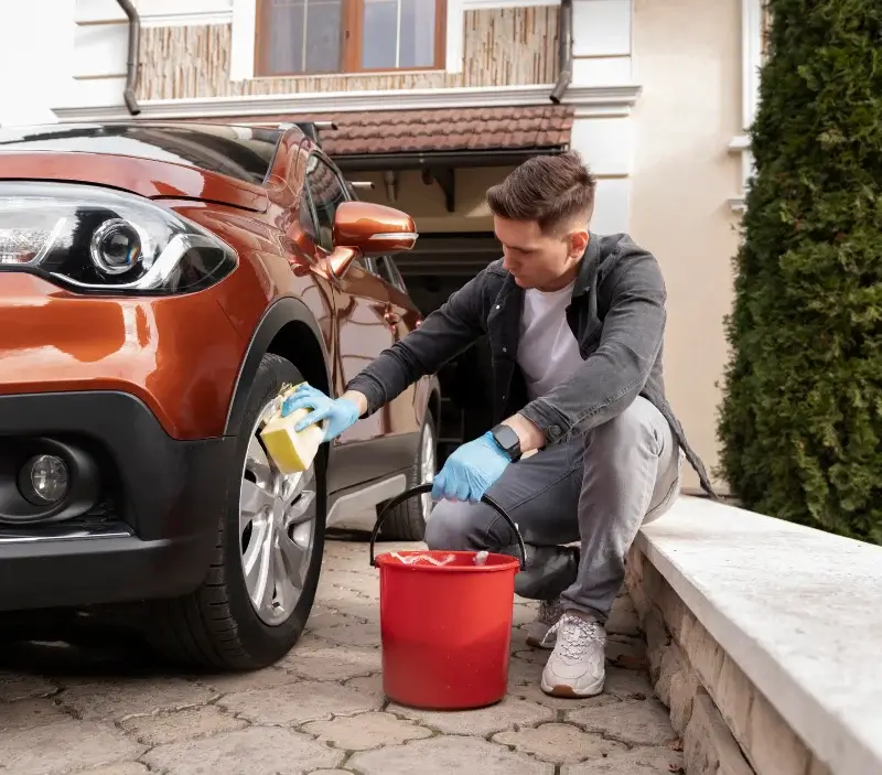 Lavage auto à domicile Gières : professionnel intervenant sur un véhicule